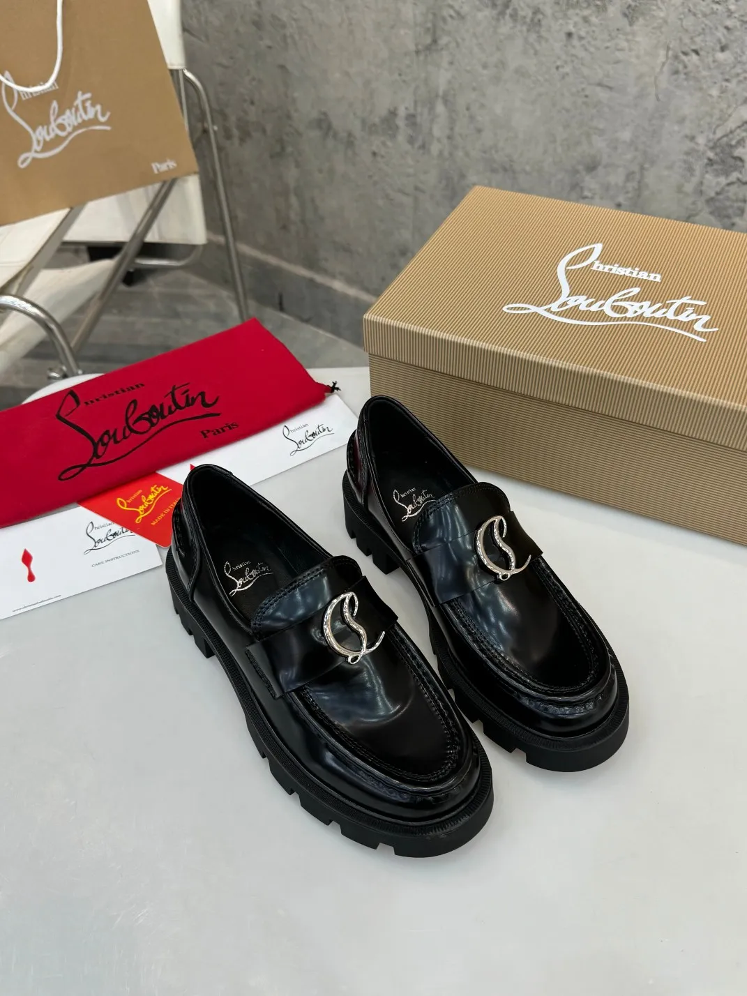 👟👟Ex-factory price 560👟👟 Top version, exclusive customization, purchasing agent level ⚡⑦ colors to choose from. Reintroducing Christian Louboutin (CL) logo design, the latest catwalk style of red-soled shoes 💥abbreviated as CL red-soled shoes T-stage catwalk style👠a new style of fresh air with a touch of nobility, perfect on the feet💃elegant and crystal clear, all accessories, materials and layouts are all customized 1:1 from the original version, zero distance from the original version 1⃣Upper: cowhide open edge beads 2⃣Inner: sheepskin 3⃣Outsole: Original one-to-one molded anti-slip two-color outsole with logo 4⃣🔺Original packaging 5⃣Number of yards: 35-42 (refundable or exchangeable if ordering 42)